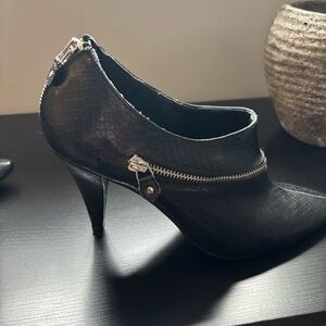 XOXO Black Textured Women's Heels with zippers